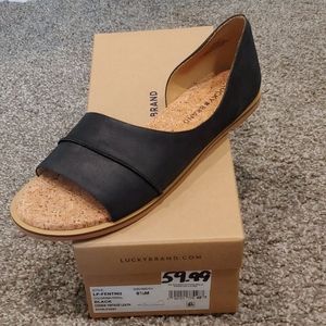 Black flat sandal